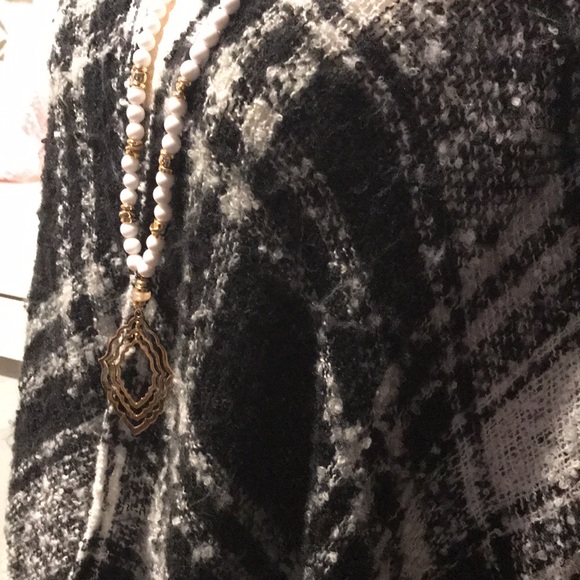 Shawl Wrap Black White Lightweights OS NEW FINAL SALE - Picture 8 of 8